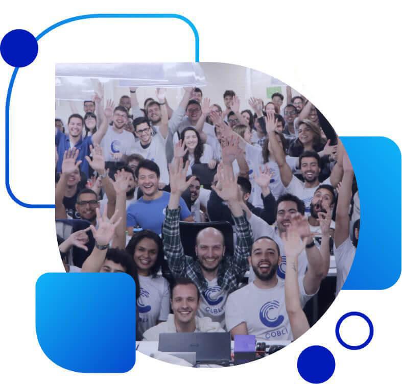 Vários membros da Cobli reunidos para uma foto em grupo