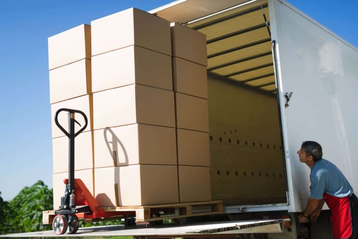 Transporte de carga e mercadorias por caminhão