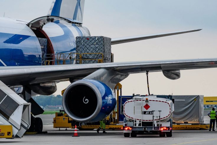 Em alguns casos, especialmente em emergências, o transporte de medicamentos é feito em aviões – para maior rapidez e controle das condições de armazenamento