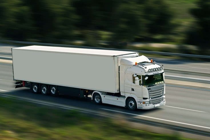 Caminhão realizando uma carga lotação, modalidade de frete na qual o veículo é ocupado apenas com as mercadorias de um único cliente.