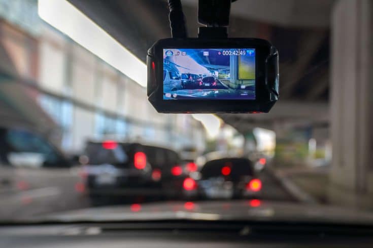 Câmera veicular filmando trânsito em movimento.