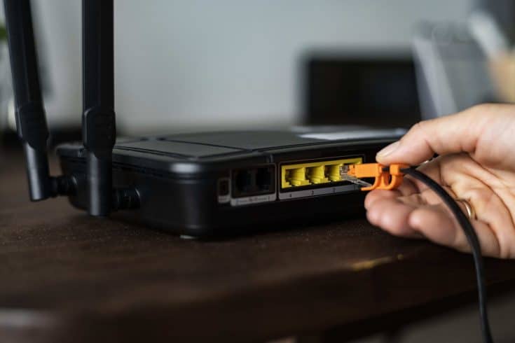 O cabeamento internet residencial facilita a conexão com outros aparelhos que precisam do sinal, como a TV.