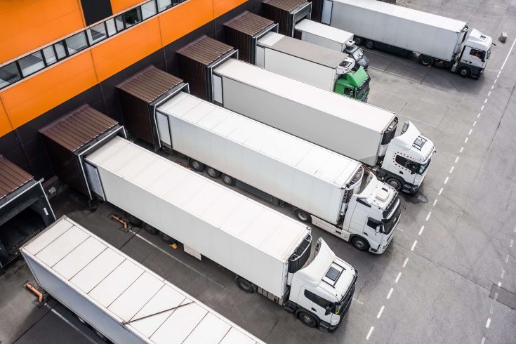 Caminhões estacionados em empresa de logística