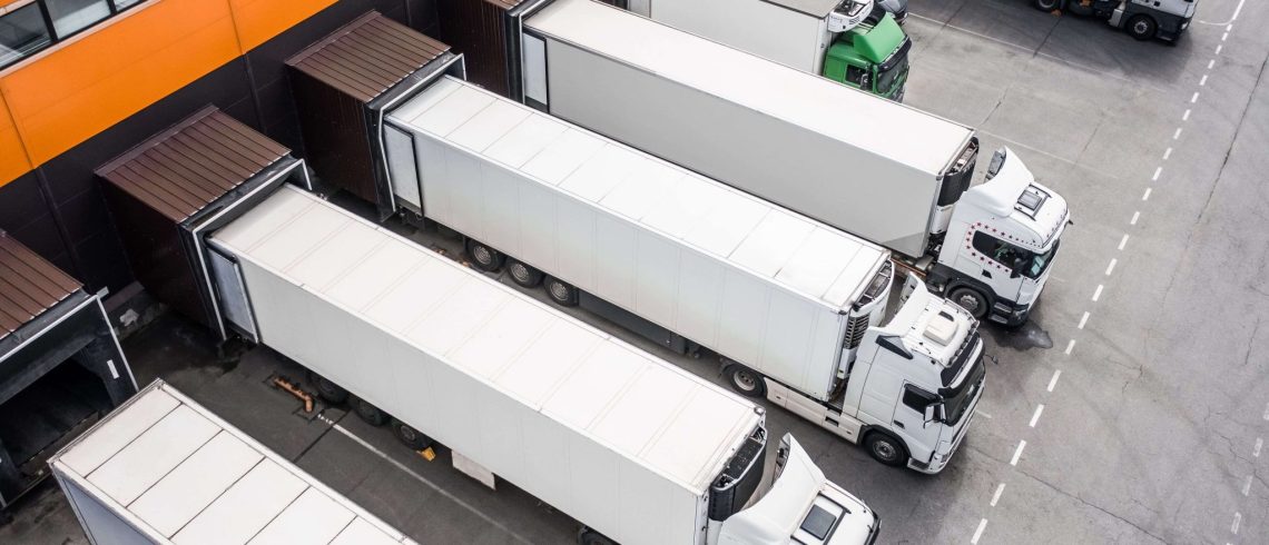 Caminhões estacionados em empresa de logística