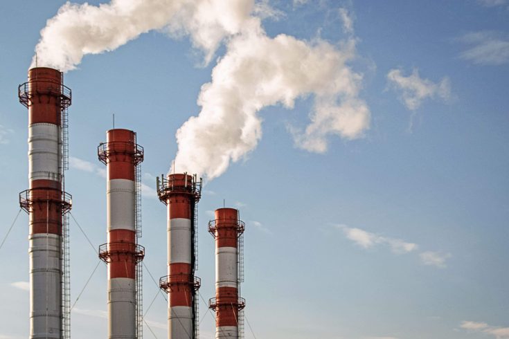 Chaminés industriais emitindo CO2 na atmosfera.