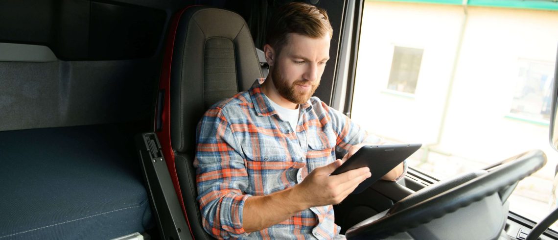 Motorista consultando dados de roteirização gerados por inteligência artificial no tablet.