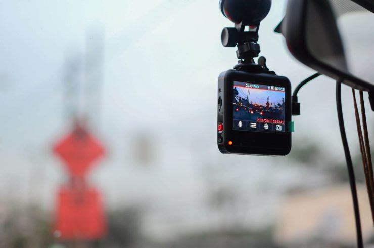 Câmera instalado no veículo monitorando a via e o comportamento do motorista.
