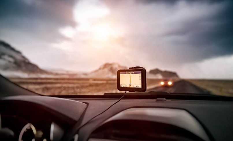 Navegador GPS no carro, dispositivo moderno para encontrar rota certa.