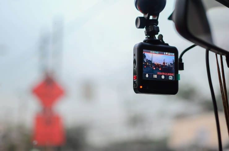 Câmera de videometria acoplada no painel do veículo.