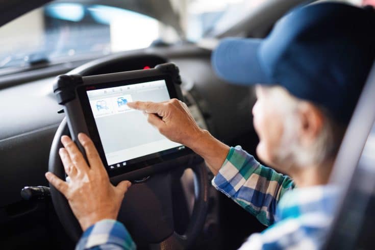 Motorista checando a rota em um software de monitoramento.