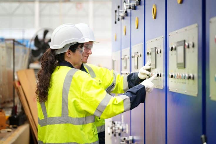 Profissional realizando uma manutenção no cabeamento de energia elétrica para garantir um bom funcionamento.