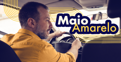 Motorista dirigindo veículo com segurança.