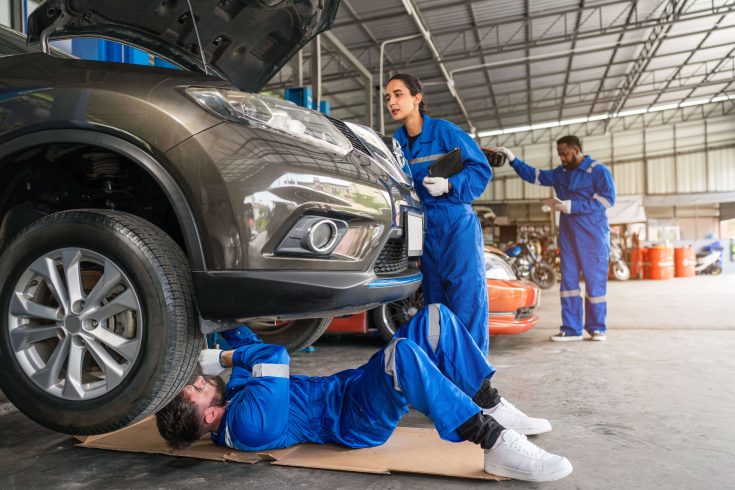 Mecânicos realizam reparos preventivos para reduzir o downtime na manutenção da frota.
