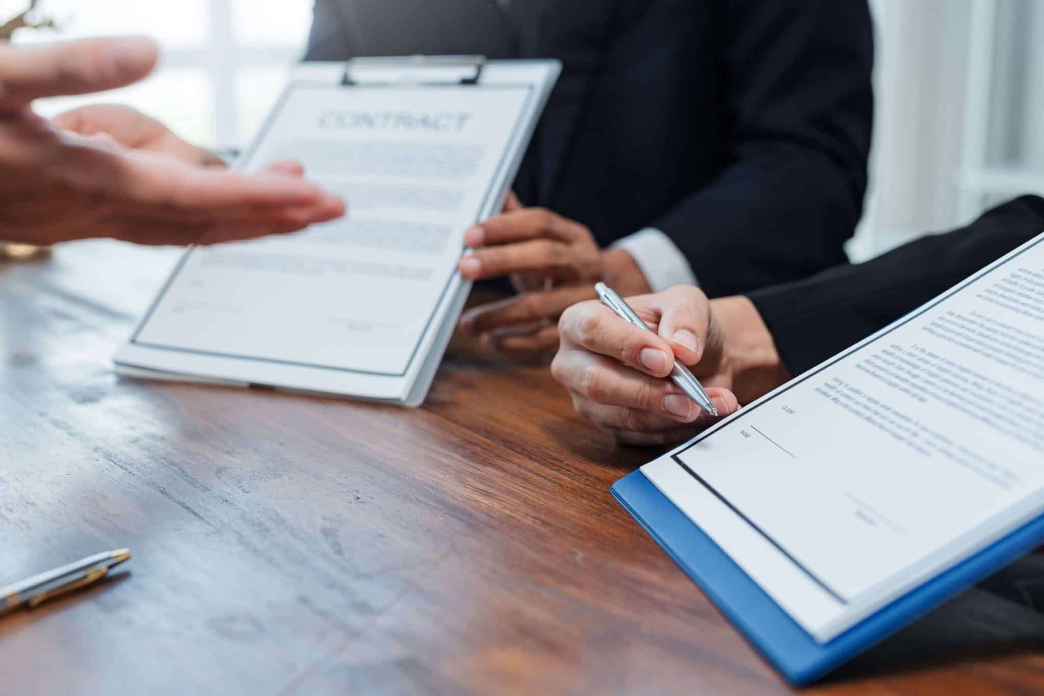 Glosa em contratos: saiba o que é e como utilizar