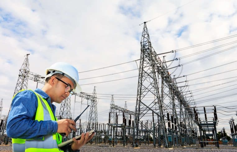 Gestor em usina elétrica utiliza recursos tecnológicos para extrair e analisar dados de parcela variável.