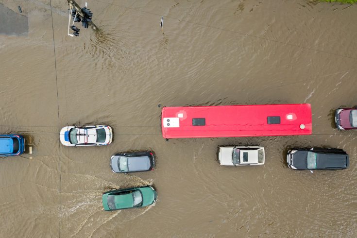 Alagamento em zona industrial é um obstáculo que precisa de ações estratégicas vindas de plano de resiliência climática.