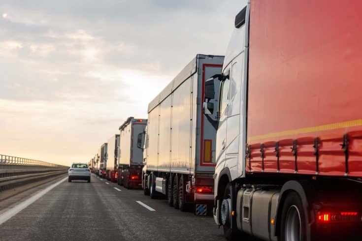 Caminhões em rodovia monitorados por sistema de telemetria veicular para caminhões e gestão de frota.