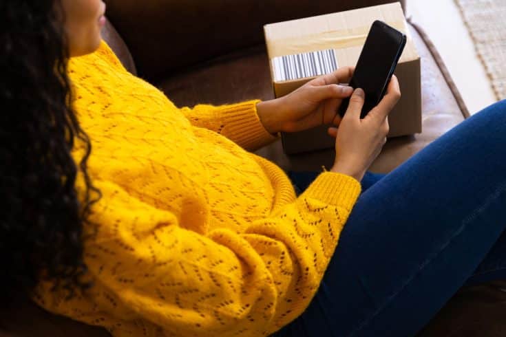 Cliente conferindo rastreamento de entrega